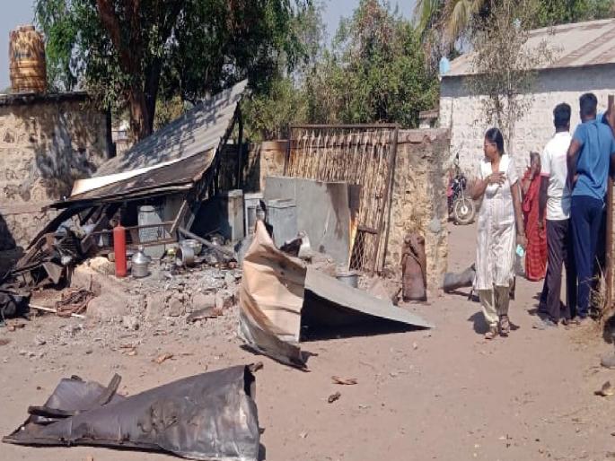 Gas Cylinder explosion in school at Zilla Parishad in Lengre Sangli | Sangli: लेंगरे येथे जिल्हा परिषदेत शाळेत गॅसचा स्फोट, 'ती' माऊली धावली अन् विद्यार्थी वाचले Gas Cylinder explosion in school at Zilla Parishad in Lengre Sangli | Sangli: लेंगरे येथे जिल्हा परिषदेत शाळेत गॅसचा स्फोट, 'ती' माऊली धावली अन् विद्यार्थी वाचले