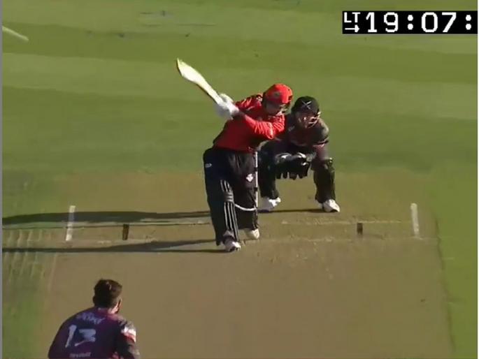Video : New Zealand's Leo Carter slams six sixes in an over against Anton Devcich in Super Smash | Video : न्यूझीलंडच्या फलंदाजाची आतषबाजी; टोलावले एका षटकात सहा उत्तुंग षटकार
