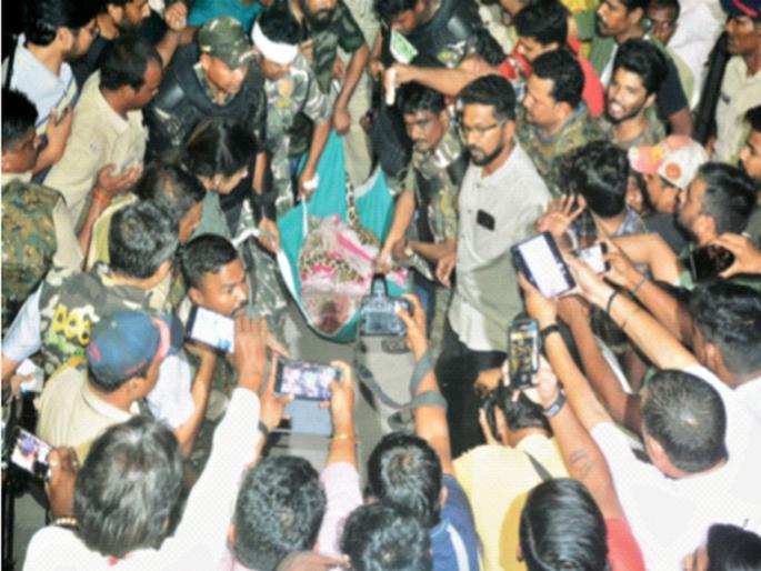 Kalyan: Leopard stays first in chali, then in building, meets five and returns after 10 hours | Kalyan: बिबट्याचा आधी चाळीत, नंतर इमारतीत मुक्काम, पाच जणांची भेट घेऊन १० तासांनी परतला Kalyan: Leopard stays first in chali, then in building, meets five and returns after 10 hours | Kalyan: बिबट्याचा आधी चाळीत, नंतर इमारतीत मुक्काम, पाच जणांची भेट घेऊन १० तासांनी परतला