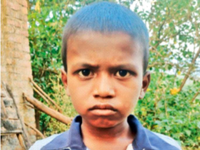 Leopard pounces on boy who came for firewood | शेकोटीसाठी आलेल्या मुलावर बिबट्याची झेप