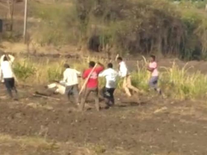 Four injured in leopard attack | बिबट्याच्या हल्ल्यात चौघे जखमी Four injured in leopard attack | बिबट्याच्या हल्ल्यात चौघे जखमी