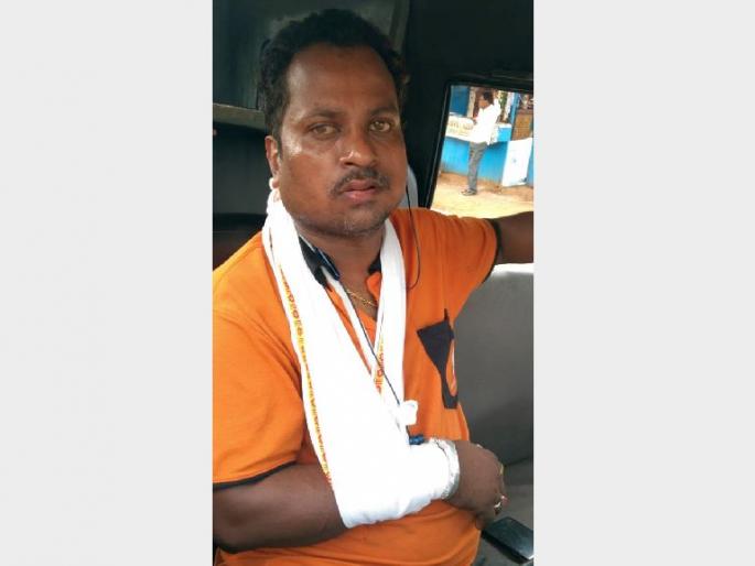 Leopard shocks paper vehicle, injures driver's hand | थरार! बिबट्याचा धावत्या पेपर गाडीवर हल्ला, चालक थोडक्यात बचावला