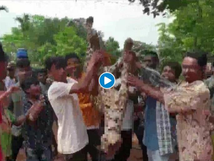Guwahati Locals Beat Leopard To Death; Remove Its Teeth, Nails, Pose With Carcass In A Video | Video : हत्ती, गाय अन् आता बिबट्याची क्रूर हत्या; दात, नखंही ठेवली नाहीत! Guwahati Locals Beat Leopard To Death; Remove Its Teeth, Nails, Pose With Carcass In A Video | Video : हत्ती, गाय अन् आता बिबट्याची क्रूर हत्या; दात, नखंही ठेवली नाहीत!