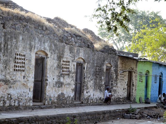 Leprosy Day; It has been done to attack leprosy parts; Drawn on the grounds of killing the neighbors | Leprosy Day; नियतीनं केला कुष्ठरोग्यांच्या अवयवांवर हल्ला; आजूबाजूच्यांनी मारला हक्काच्या जमिनीवर डल्ला Leprosy Day; It has been done to attack leprosy parts; Drawn on the grounds of killing the neighbors | Leprosy Day; नियतीनं केला कुष्ठरोग्यांच्या अवयवांवर हल्ला; आजूबाजूच्यांनी मारला हक्काच्या जमिनीवर डल्ला