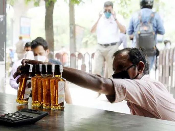 One-for-one liquor bottle discount distribution starts in Uttar Pradesh; Difficulty in ending stock by March 31 | उत्तर प्रदेशमध्येही एकावर एक दारु बॉटल देण्यास सुरुवात; 31 मार्चपर्यंत साठा संपविण्याची नामुष्की One-for-one liquor bottle discount distribution starts in Uttar Pradesh; Difficulty in ending stock by March 31 | उत्तर प्रदेशमध्येही एकावर एक दारु बॉटल देण्यास सुरुवात; 31 मार्चपर्यंत साठा संपविण्याची नामुष्की