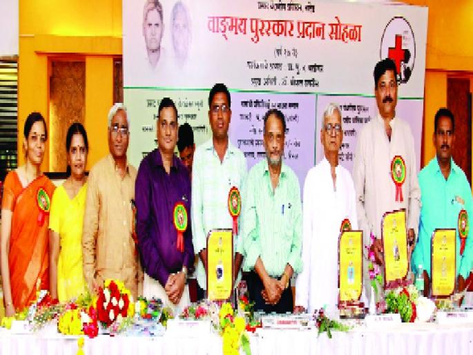 Literary service means worship of truth | साहित्यसेवा म्हणजे सत्याची आराधना Literary service means worship of truth | साहित्यसेवा म्हणजे सत्याची आराधना