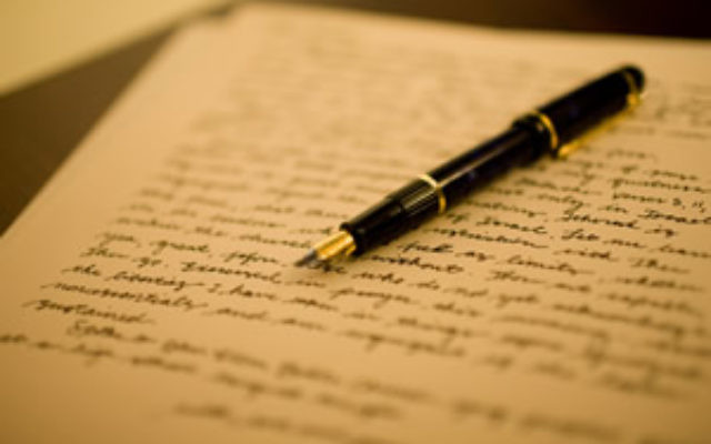 He became a millionaire by writing letters to prisoners | कैद्यांसाठी पत्रे लिहून झाला लखपती He became a millionaire by writing letters to prisoners | कैद्यांसाठी पत्रे लिहून झाला लखपती