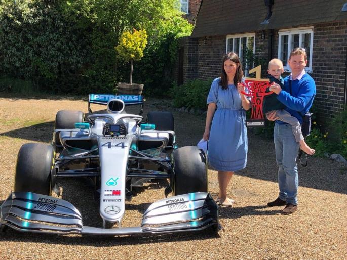 Formula One car sent to cancer-stricken boy who inspired Lewis Hamilton's Spanish Grand Prix triumph | 'वेगाच्या बादशहा'चं मोठेपण; कॅन्सरग्रस्त चाहत्याला भेट दिली स्वतःची F1 कार Formula One car sent to cancer-stricken boy who inspired Lewis Hamilton's Spanish Grand Prix triumph | 'वेगाच्या बादशहा'चं मोठेपण; कॅन्सरग्रस्त चाहत्याला भेट दिली स्वतःची F1 कार