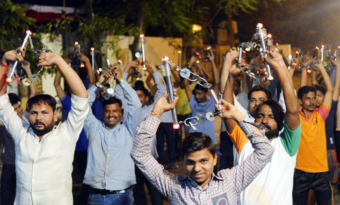 Preparations for Shivajmotsav in Solapur; Shiva Bhakti has been illuminated in Leyshim's lite; The ideas of Solar's charging lamp shone | सोलापुरात शिवजन्मोत्सवाची तयारी; लेझीमच्या लाईटिंगमध्ये शिवभक्ती उजळली; सोलरच्या चॉर्जिंग दिव्यांची कल्पना चमकली Preparations for Shivajmotsav in Solapur; Shiva Bhakti has been illuminated in Leyshim's lite; The ideas of Solar's charging lamp shone | सोलापुरात शिवजन्मोत्सवाची तयारी; लेझीमच्या लाईटिंगमध्ये शिवभक्ती उजळली; सोलरच्या चॉर्जिंग दिव्यांची कल्पना चमकली