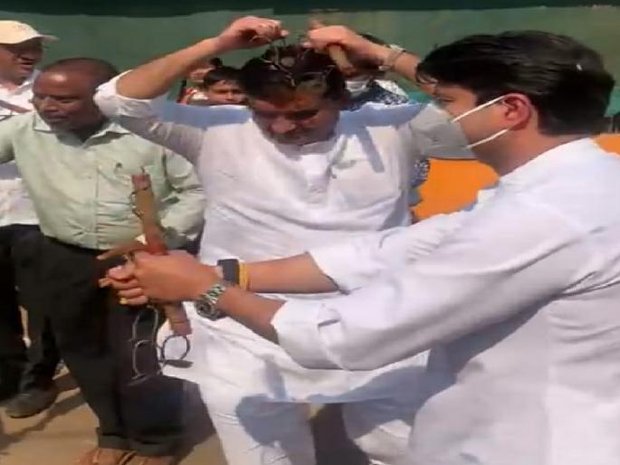 Union Minister Jyotiraditya Scindia holds Lezeem contract | केंद्रीय मंत्री ज्योतिरादित्य सिंधियांनी हलगीच्या तालावर धरला लेझीम ठेका Union Minister Jyotiraditya Scindia holds Lezeem contract | केंद्रीय मंत्री ज्योतिरादित्य सिंधियांनी हलगीच्या तालावर धरला लेझीम ठेका