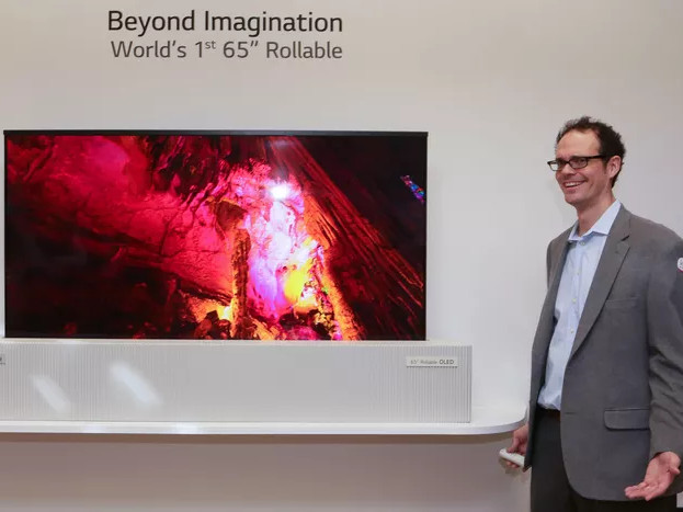 CES 2019: A miracle of LG, Watch worlds first rollable oled tv | CES 2019: LG चा चमत्कार, 'हा' पाहा गुंडाळून ठेवता येणारा टीव्ही CES 2019: A miracle of LG, Watch worlds first rollable oled tv | CES 2019: LG चा चमत्कार, 'हा' पाहा गुंडाळून ठेवता येणारा टीव्ही