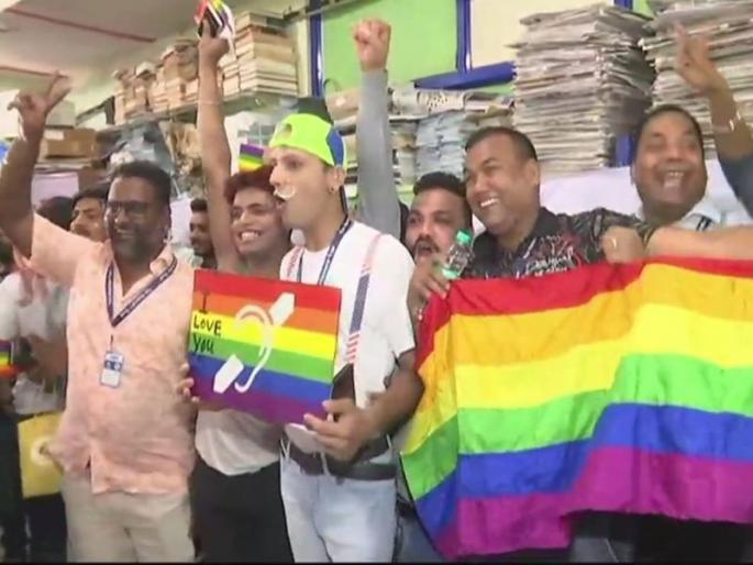 People in Mumbai celebrate after Supreme Court decriminalizes Section 377 | Section 377: समलैंगिकतेला कायद्याचं कवच, SCच्या निर्णयानंतर मुंबईत जल्लोष People in Mumbai celebrate after Supreme Court decriminalizes Section 377 | Section 377: समलैंगिकतेला कायद्याचं कवच, SCच्या निर्णयानंतर मुंबईत जल्लोष