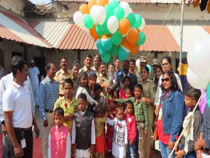'Galabhet' program at Nagpur Jail on the occasion of Children's Day; 103 children got a chance to meet their father | पोटच्या गोळ्यांना पाहून कैदी गहिवरले; १०३ मुलांना मिळाली वडिलांना भेटण्याची संधी 'Galabhet' program at Nagpur Jail on the occasion of Children's Day; 103 children got a chance to meet their father | पोटच्या गोळ्यांना पाहून कैदी गहिवरले; १०३ मुलांना मिळाली वडिलांना भेटण्याची संधी