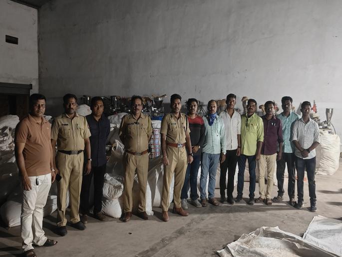 Raid on gutkha factory in Latur MIDC; Gutkha worth Two crores and 30 lacks in 279 sacks seized | लातूर एमआयडीसीत थाटला गुटखा कारखाना; २७९ गोण्यातील अडीज कोटींचा गुटखा जप्त Raid on gutkha factory in Latur MIDC; Gutkha worth Two crores and 30 lacks in 279 sacks seized | लातूर एमआयडीसीत थाटला गुटखा कारखाना; २७९ गोण्यातील अडीज कोटींचा गुटखा जप्त