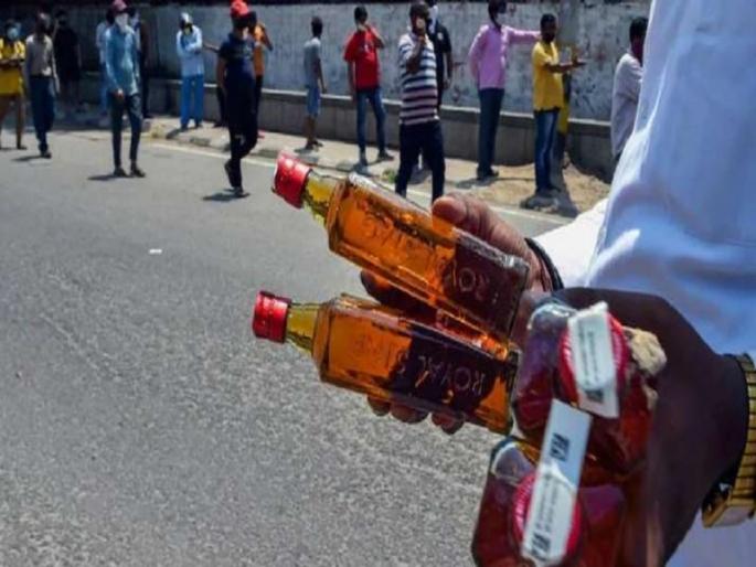 people selling poisonous liquor will get life imprisonment or death penalty, madhya pradsh governments decision | बनावट दारुमुळे मृत्यू झाल्यावर आरोपीला फाशीची शिक्षा; शिवराज सरकारचा मोठा निर्णय people selling poisonous liquor will get life imprisonment or death penalty, madhya pradsh governments decision | बनावट दारुमुळे मृत्यू झाल्यावर आरोपीला फाशीची शिक्षा; शिवराज सरकारचा मोठा निर्णय