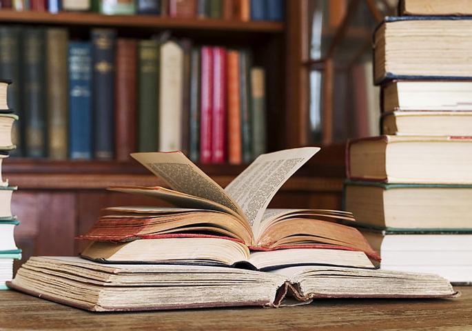 World Book Day | डांबरगोळ्या, एखंडांच्या वापराने वाढवितात वाचनालयांतील पुस्तकांचे आयुष्यमान..! World Book Day | डांबरगोळ्या, एखंडांच्या वापराने वाढवितात वाचनालयांतील पुस्तकांचे आयुष्यमान..!