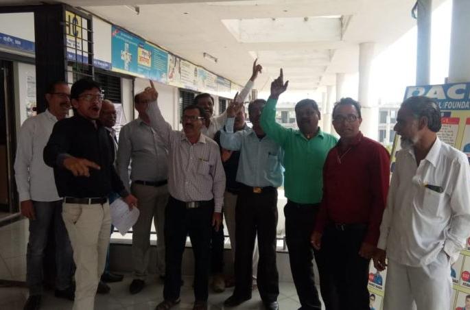 Agitation of LIC employees against privatization policy | खासगीकरण धोरणाविरूद्ध एलआयसीच्या कर्मचाऱ्यांचा ‘एल्गार’; वाशिममध्ये निदर्शने Agitation of LIC employees against privatization policy | खासगीकरण धोरणाविरूद्ध एलआयसीच्या कर्मचाऱ्यांचा ‘एल्गार’; वाशिममध्ये निदर्शने