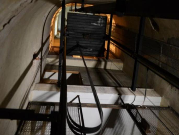 Lift accident at a private hospital in Dombivli, dilip mahajan and wife serious injured | Lift accident: मुलाला अॅडमिट करण्यासाठी जात होते; डोंबिवलीतील खाजगी रुग्णालयात लिफ़्टचा अपघात, दाम्पत्याच्या पायाला गंभीर दुखापत Lift accident at a private hospital in Dombivli, dilip mahajan and wife serious injured | Lift accident: मुलाला अॅडमिट करण्यासाठी जात होते; डोंबिवलीतील खाजगी रुग्णालयात लिफ़्टचा अपघात, दाम्पत्याच्या पायाला गंभीर दुखापत