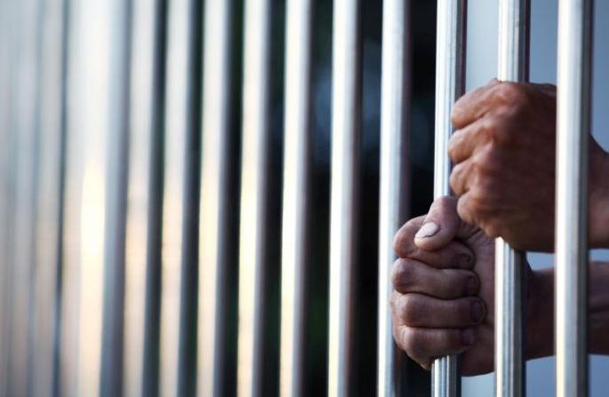 Life imprisonment to the husband who killed wife | पत्नीच्या डोक्यावर फावडे मारून हत्या करणाऱ्यास जन्मठेप