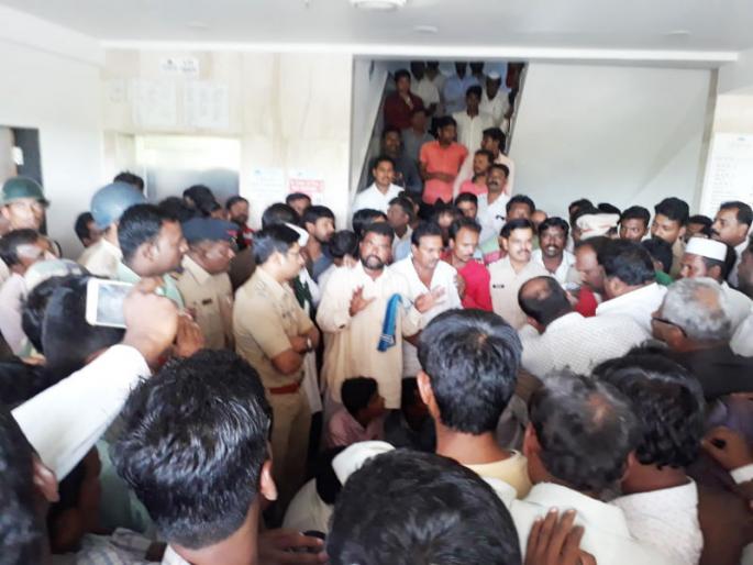 Death due to wrong treatment; Pandharpur incident, dead body was kept in the hospital! | चुकीच्या उपचारांमुळे रुग्णाचा मृत्यू ; पंढरपूरातील घटना, मृतदेह ठेवला रूग्णालयातच ! Death due to wrong treatment; Pandharpur incident, dead body was kept in the hospital! | चुकीच्या उपचारांमुळे रुग्णाचा मृत्यू ; पंढरपूरातील घटना, मृतदेह ठेवला रूग्णालयातच !