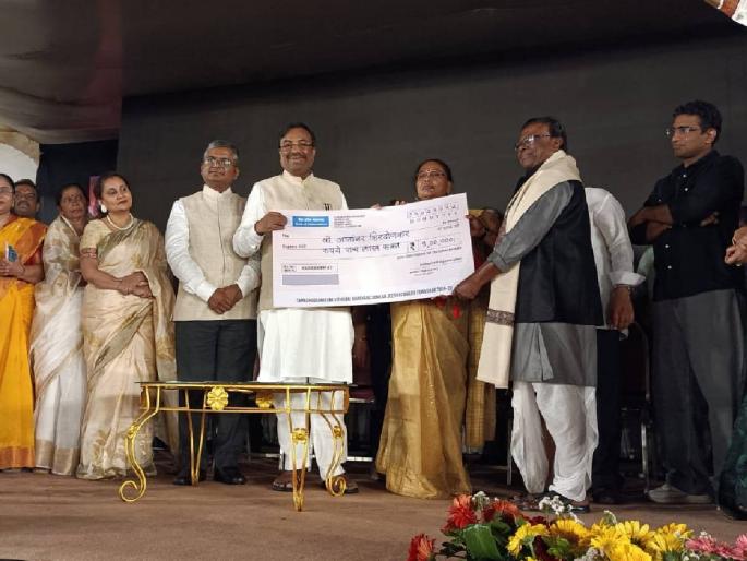 Tamashamrajji Vithabai Narayangaonkar was presented with Lifetime Achievement Award | सांस्कृतिक विभाग कलावंतांच्या सदैव पाठीशी, मंत्री सुधीर मुनगंटीवार यांची ग्वाही Tamashamrajji Vithabai Narayangaonkar was presented with Lifetime Achievement Award | सांस्कृतिक विभाग कलावंतांच्या सदैव पाठीशी, मंत्री सुधीर मुनगंटीवार यांची ग्वाही