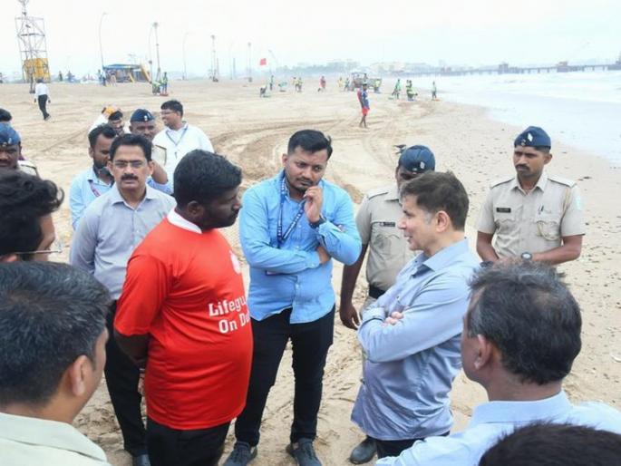 in mumbai about 12 thousand employees of the municipality to serve the devotees 761 lifeguards and 48 motorboats are deployed at chowpatty | भाविकांच्या सेवेसाठी पालिकेचे १२ हजार कर्मचारी; चौपाट्यांवर ७६१ जीवरक्षक, ४८ मोटरबोटी तैनात in mumbai about 12 thousand employees of the municipality to serve the devotees 761 lifeguards and 48 motorboats are deployed at chowpatty | भाविकांच्या सेवेसाठी पालिकेचे १२ हजार कर्मचारी; चौपाट्यांवर ७६१ जीवरक्षक, ४८ मोटरबोटी तैनात