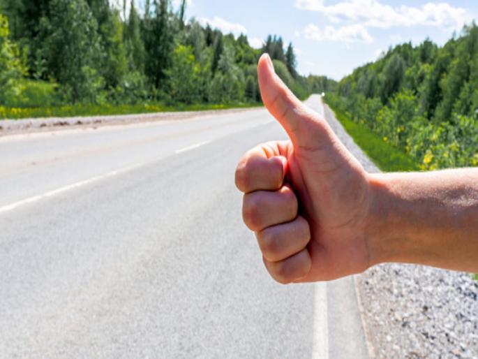 Giving a lift is expensive for the biker Extorted money by threatening | लिफ्ट देणे दुचाकीस्वाराला पडले महागात; धमकी देऊन पैसे हिसकावले Giving a lift is expensive for the biker Extorted money by threatening | लिफ्ट देणे दुचाकीस्वाराला पडले महागात; धमकी देऊन पैसे हिसकावले