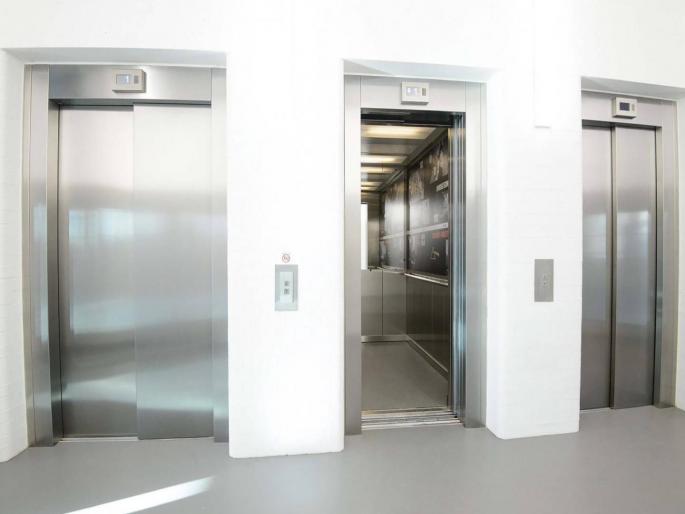 Finally, Mumbai's winds have been saved for the lift license | अखेर लिफ्टच्या परवान्यासाठी मुंबईच्या वाऱ्या वाचल्या! १ मेपासून फेरबदलाचे आदेश Finally, Mumbai's winds have been saved for the lift license | अखेर लिफ्टच्या परवान्यासाठी मुंबईच्या वाऱ्या वाचल्या! १ मेपासून फेरबदलाचे आदेश