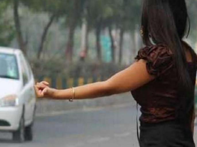 Woman robbed and beaten on the pretext of giving a lift, incident at Rajapur on Mumbai Goa highway | लिफ्ट देण्याच्या बहाण्याने महिलेची लूट करुन मारहाण, मुंबई गोवा महामार्गावर राजापूर येथील प्रकार