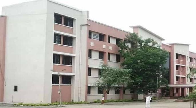 It's been three years; Akola GMC lift doesn't start! | तीन वर्षे झाली; ‘जीएमसी’ची लिफ्ट सुरू होईना! It's been three years; Akola GMC lift doesn't start! | तीन वर्षे झाली; ‘जीएमसी’ची लिफ्ट सुरू होईना!