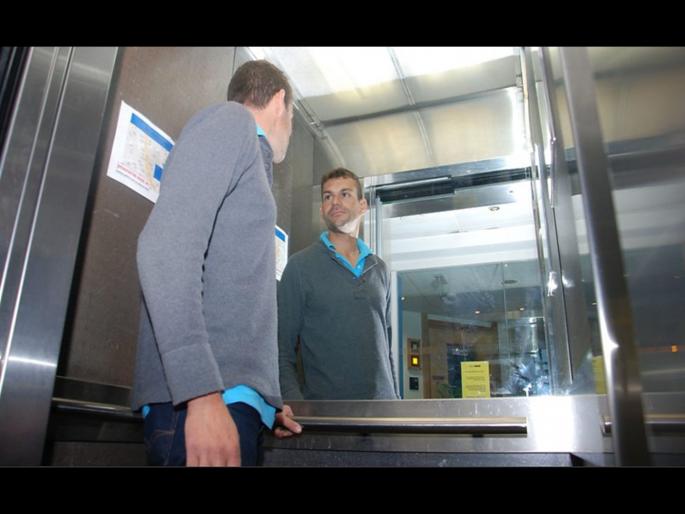 Why mirrors intalled in most of the lifts | लिफ्टमध्ये आरसा का लावला जातो? कारण असं ज्याची तुम्ही कल्पनाही केली नसेल Why mirrors intalled in most of the lifts | लिफ्टमध्ये आरसा का लावला जातो? कारण असं ज्याची तुम्ही कल्पनाही केली नसेल