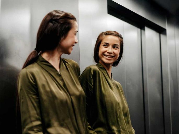 mirror in lift psychology why do lift have mirror real reason behind this | काय सांगता? फक्त स्वत:ला पाहण्यासाठी नाही तर 'या' कारणांसाठी लिफ्टमध्ये असतो आरसा