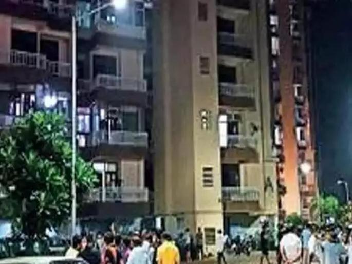 Accident! The door opened after the elevator button was pressed, but the elevator did not come; and ... | विचित्र अपघात! लिफ्टचं बटण दाबल्यानंतर दरवाजा उघडला, पण लिफ्ट आलीच नाही; अन्... Accident! The door opened after the elevator button was pressed, but the elevator did not come; and ... | विचित्र अपघात! लिफ्टचं बटण दाबल्यानंतर दरवाजा उघडला, पण लिफ्ट आलीच नाही; अन्...