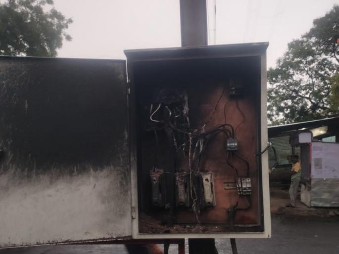 Electricity fell at two places in Khamgaon; Loss of Rohitra and death of Bull | खामगावात दोन ठिकाणी कोसळली वीज; रोहित्राचे नुकसान तर बैलाचा मृत्यू Electricity fell at two places in Khamgaon; Loss of Rohitra and death of Bull | खामगावात दोन ठिकाणी कोसळली वीज; रोहित्राचे नुकसान तर बैलाचा मृत्यू