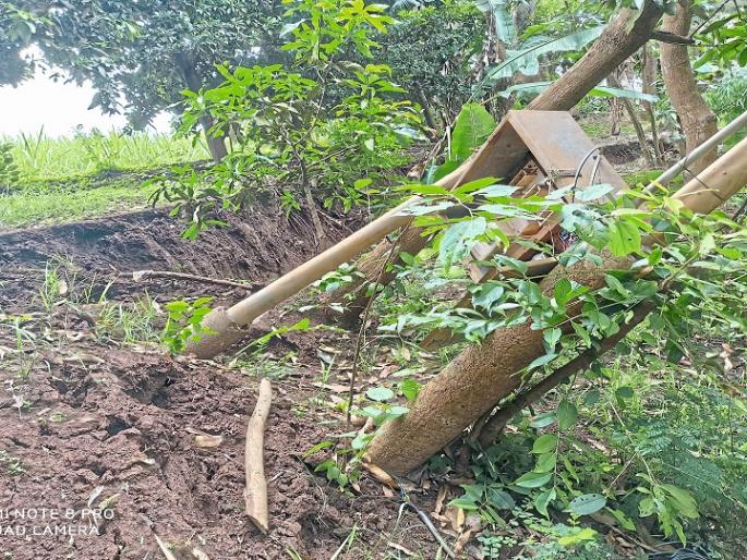 Chafala power box in the river basin | चाफळला वीज पेटी चक्क नदीपात्रात