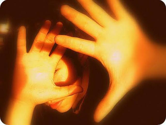 Know the symptoms of light sensitivity | प्रकाशाकडे बघताच डोकं दुखतं का? असं होत असेल वेळीच सावध होण्याची आहे गरज... Know the symptoms of light sensitivity | प्रकाशाकडे बघताच डोकं दुखतं का? असं होत असेल वेळीच सावध होण्याची आहे गरज...