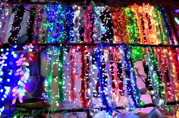 Market decorated with LED lights on Diwali | दिवाळीत एलईडी लाईट्सनी सजली बाजारपेठ