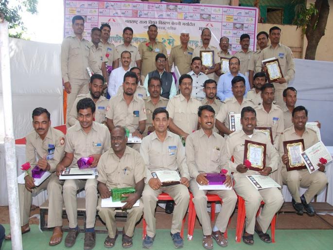 Honor to 32 employees in the district | जिल्ह्यातील 32 वीज कर्मचा-यांचा सन्मान Honor to 32 employees in the district | जिल्ह्यातील 32 वीज कर्मचा-यांचा सन्मान
