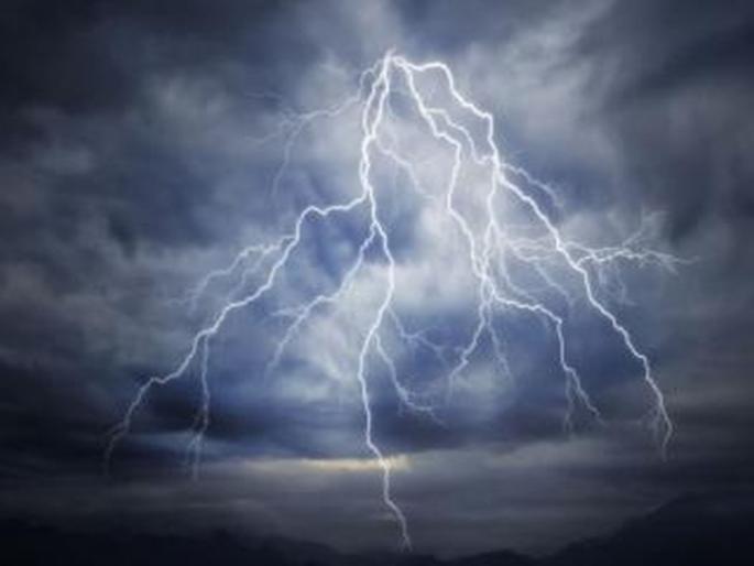 The end of the mother in front of the girl's eyes, the woman who went to fetch fodder was struck by lightning | मुलीच्या डोळ्यांसमोर आईचा शेवट, चारा आणण्यासाठी गेलेल्या महिलेच्या अंगावर वीज कोसळली The end of the mother in front of the girl's eyes, the woman who went to fetch fodder was struck by lightning | मुलीच्या डोळ्यांसमोर आईचा शेवट, चारा आणण्यासाठी गेलेल्या महिलेच्या अंगावर वीज कोसळली