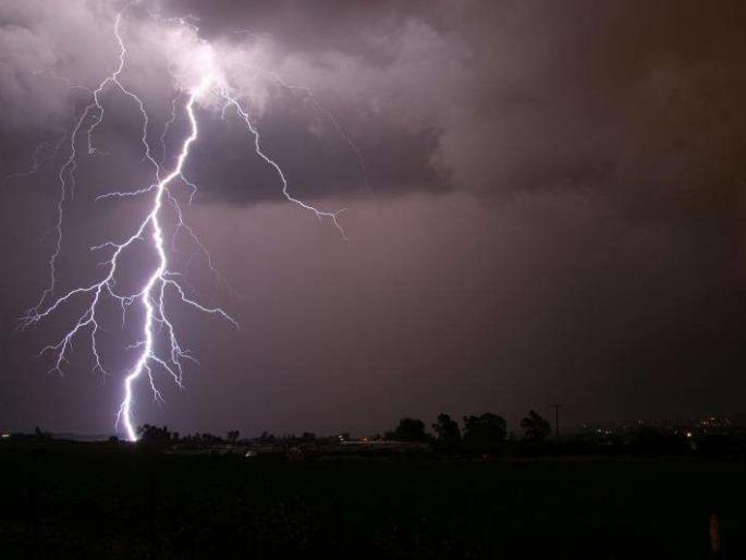 Rain with thunderstorms for next four days in Vidarbha | विदर्भात पुढचे चार दिवस विजांच्या कडकडाटासह पाऊस Rain with thunderstorms for next four days in Vidarbha | विदर्भात पुढचे चार दिवस विजांच्या कडकडाटासह पाऊस