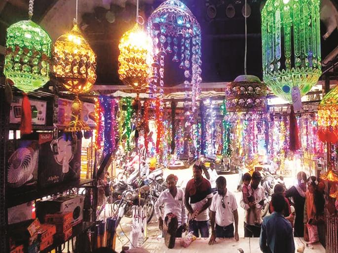Fear of returning rains prompts jump on waterproof lighting; China-Indian lighting creates buzz in the market | परतीच्या पावसाच्या धास्तीने वॉटरप्रूफ लायटिंगकडे ओढा; चायना-इंडियन लायटिंगचा लखलखाट Fear of returning rains prompts jump on waterproof lighting; China-Indian lighting creates buzz in the market | परतीच्या पावसाच्या धास्तीने वॉटरप्रूफ लायटिंगकडे ओढा; चायना-इंडियन लायटिंगचा लखलखाट