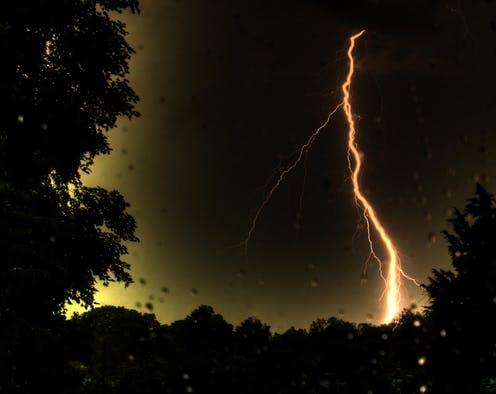 A 15 year old girl died due to lightning her brother injured | अंगावर वीज पडल्याने १५ वर्षीय मुलीचा मृत्यू