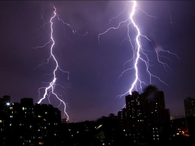 Farmer dies due to lightning | अंगावर वीज पडून शेतकऱ्याचा मृत्यू