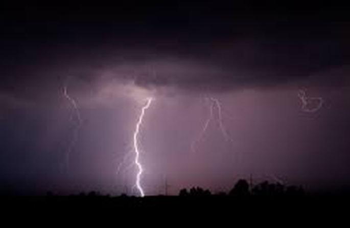 When the sowing, the lightning fell on; Two farmers killed | पेरणी करताना वीज अंगावर पडली; दोन शेतकरी ठार When the sowing, the lightning fell on; Two farmers killed | पेरणी करताना वीज अंगावर पडली; दोन शेतकरी ठार