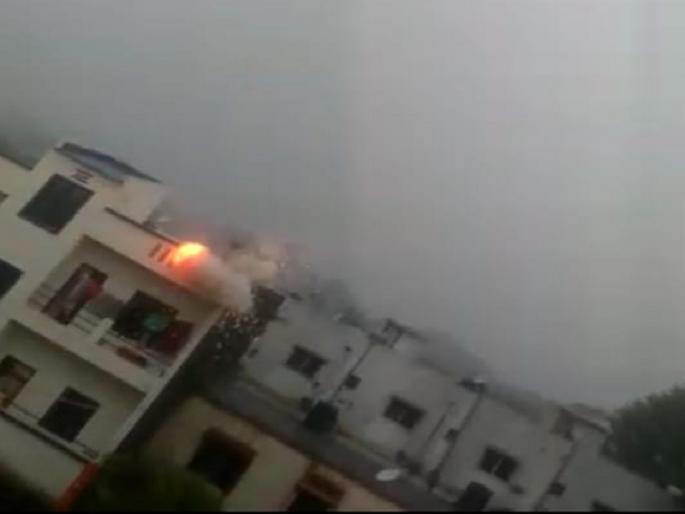 video of lightning daund heavy rain in city | Video: अंगावर काटा आणणारा दौंडमधील विजेचा व्हिडीओ पाहिला आहे का?; शहरात पावसाचे रौद्र रूप