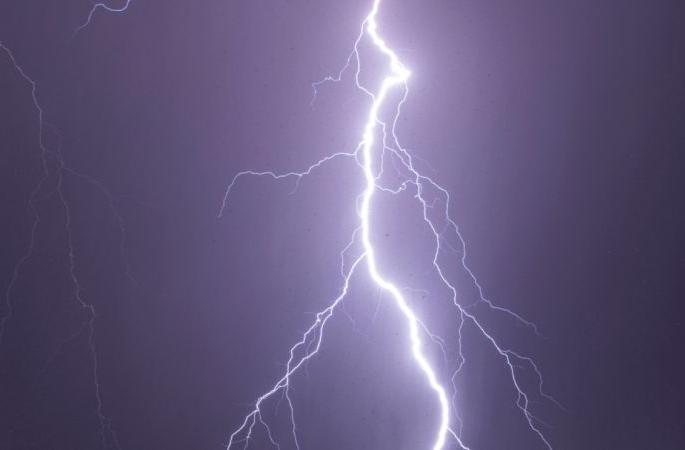 Lightning kills four in Telhara and Akot taluka | तेल्हारा व अकोट तालुक्यात वीज कोसळून चार जण ठार