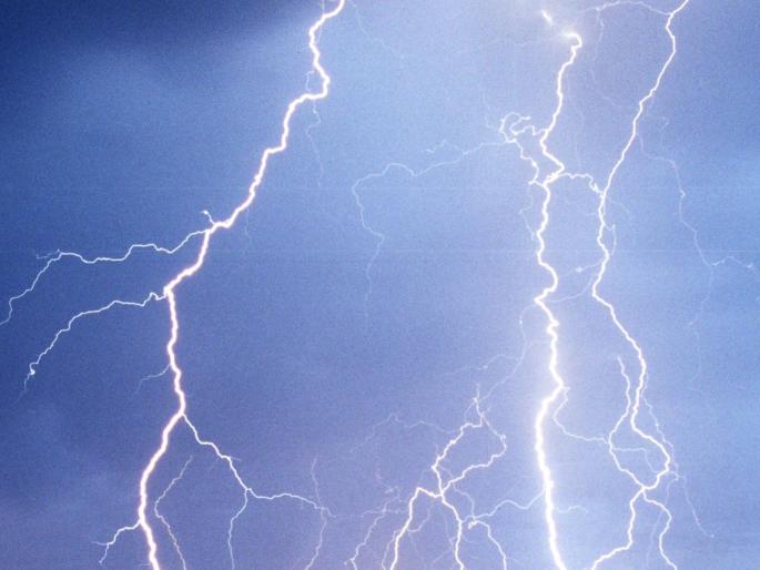 On Sunday, the showers were sparse, with lightning and thunderstorms in Mumbai | रविवारी सरींनी तुरळक हजेरी लावली, मुंबईत विजांच्या कडकडाटासह पाऊस कोसळणार On Sunday, the showers were sparse, with lightning and thunderstorms in Mumbai | रविवारी सरींनी तुरळक हजेरी लावली, मुंबईत विजांच्या कडकडाटासह पाऊस कोसळणार