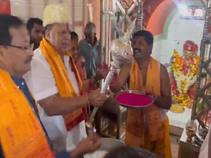 Minister Hasan Mushrif offered a silver mace to the village deity of Lingnoor Dumala on Hanuman Jayanti | मंत्री हसन मुश्रीफ हनुमानाच्या नामघोषात तल्लीन, लिंगनूर दुमाला येथील ग्रामदैवताला केली चांदीची गदा अर्पण