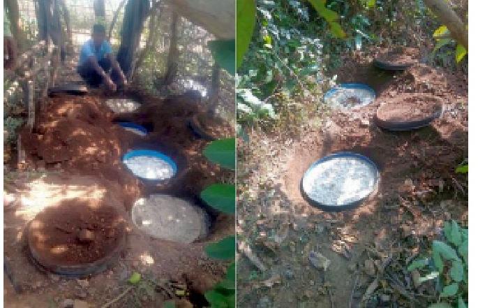 sironcha police raid on illegal liquor selling house | सिरोंचातील गुळाच्या दारूने घातली तेलंगणातील शौकिनांना भुरळ sironcha police raid on illegal liquor selling house | सिरोंचातील गुळाच्या दारूने घातली तेलंगणातील शौकिनांना भुरळ