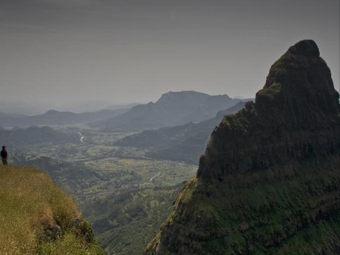 A tourist who went to Lingana fort for trekking fell into a 400 feet deep gorge and died | ट्रेकिंगसाठी लिंगाणा किल्ल्यावर गेलेल्या पर्यटकाचा ४०० फूट खोल दरीत पडून मृत्यू A tourist who went to Lingana fort for trekking fell into a 400 feet deep gorge and died | ट्रेकिंगसाठी लिंगाणा किल्ल्यावर गेलेल्या पर्यटकाचा ४०० फूट खोल दरीत पडून मृत्यू